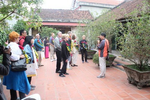 Du khách tham quan nhà cổ tại xã Hùng Lô